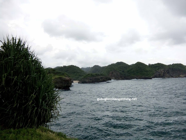 pantai sinden terlihat dari pulau kalong