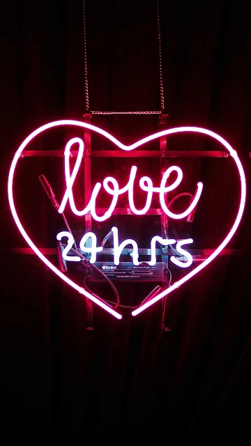 Love 24 hrs Letreiro Luminoso Neon 4K é um papel de parede exclusivo de ultra-alta definição 4K disponível para download em resoluções 4K.