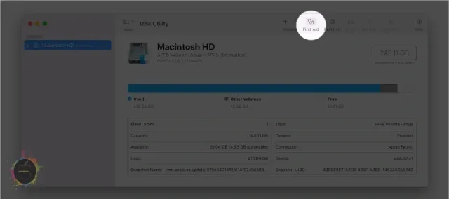 انقر فوق First Aid in Disk Utility على نظام Mac