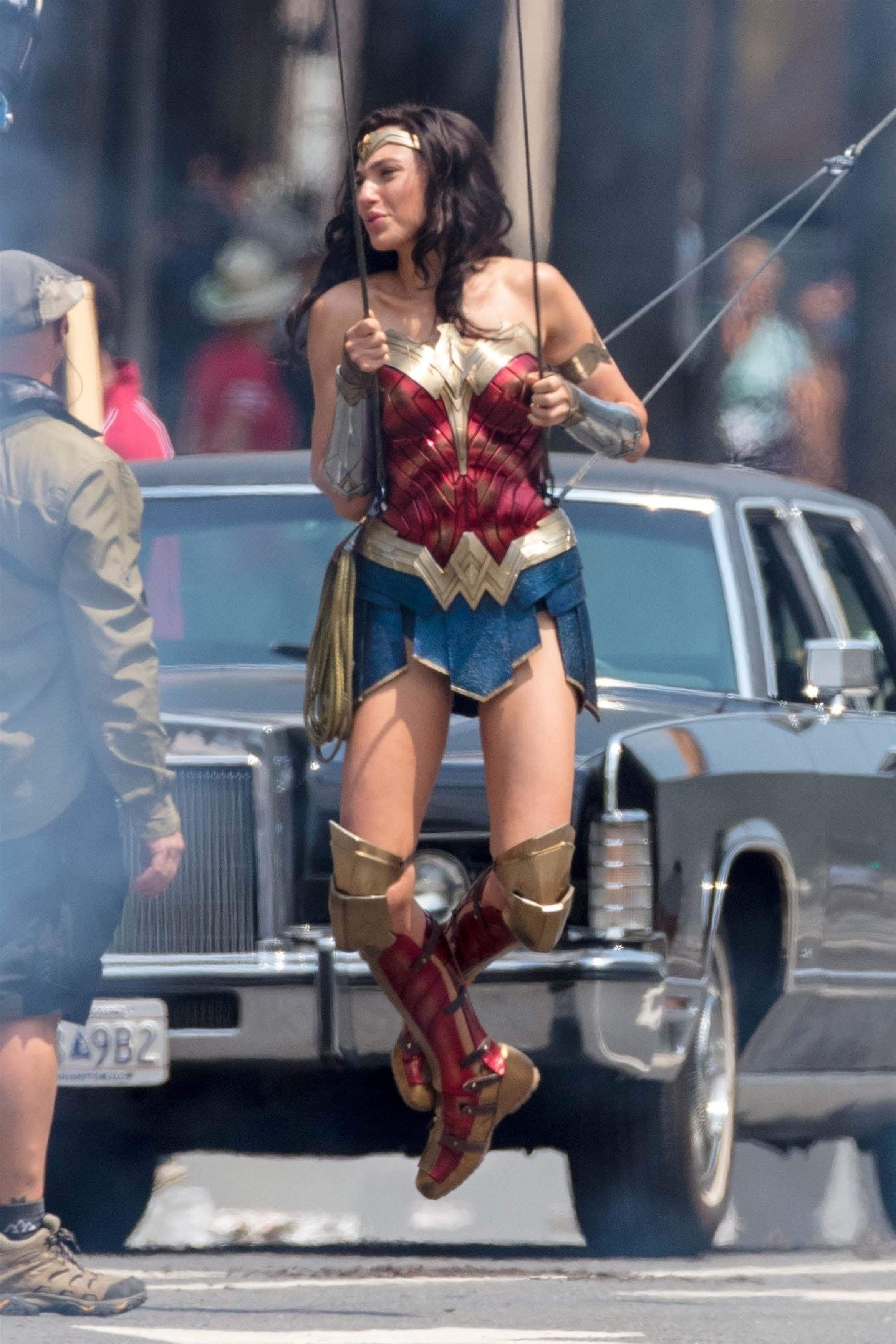 Wonder Woman 続編のワンダーウーマンは空を飛ぶ パティ監督の戦うヒロイン映画の第2弾 ワンダーウーマン 1984 のガル ガドットが首都の上空を舞ったセット フォト Cia Movie News