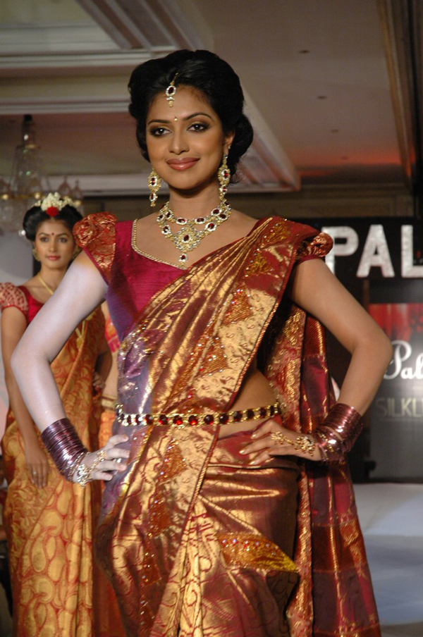 Hot Models Grace Palam Silkine Fashion Show 2011 Pics - DESI MASALA BABES PICS - Famous Celebrity Picture 