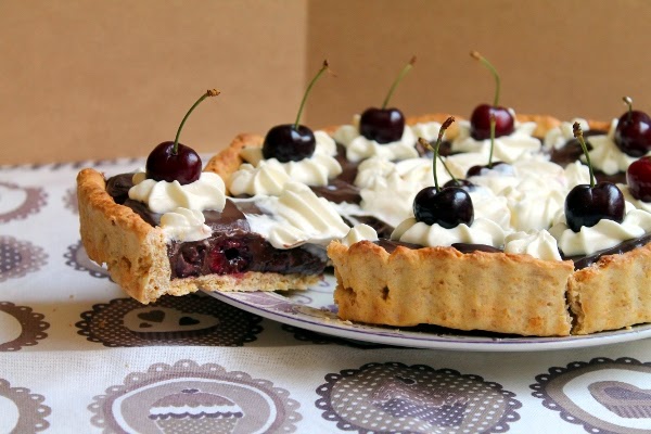 Tarta de chocolate, cerezas y nata