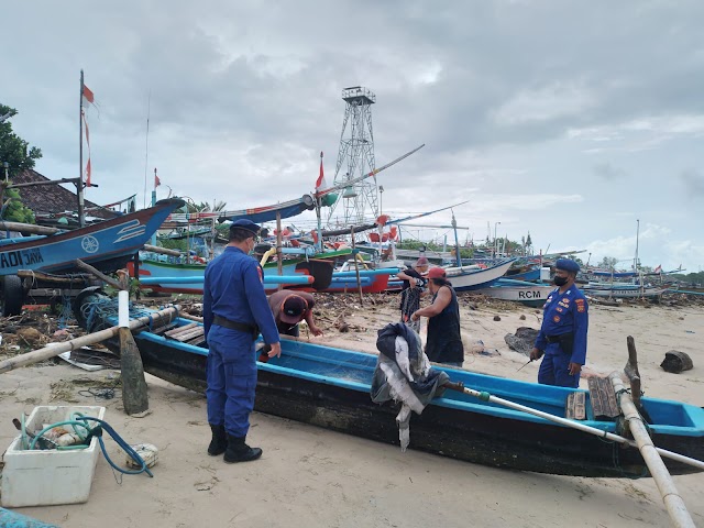 Sambang Kelompok Nelayan Pesisir Pantai Kedonganan, Personel Satpolairud Polresta Denpasar Berikan Imbauan