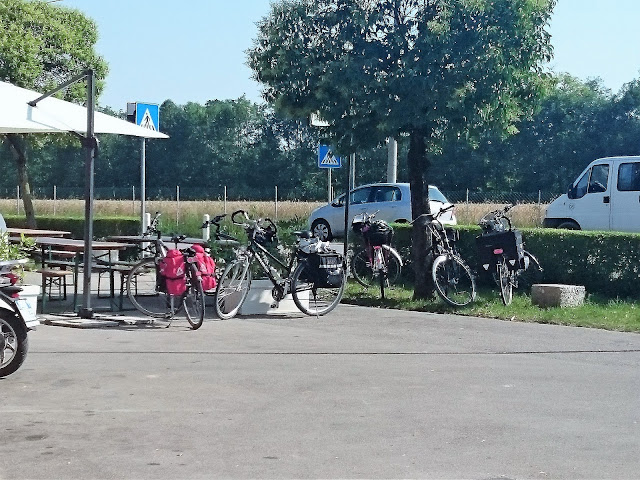 Treviso, campagna, biciclette appoggiate e in cavalletta davanti ad una vecchia osteria