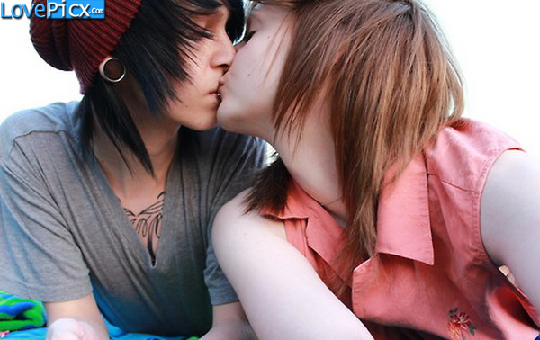 Emo Couple Kiss Kissing Romantic