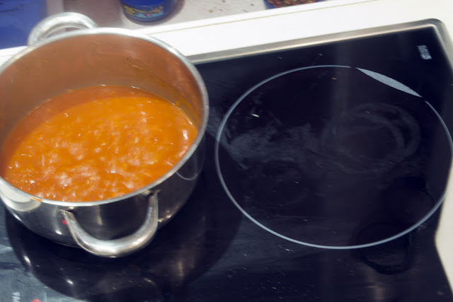 salsa con el tomate y el caldo