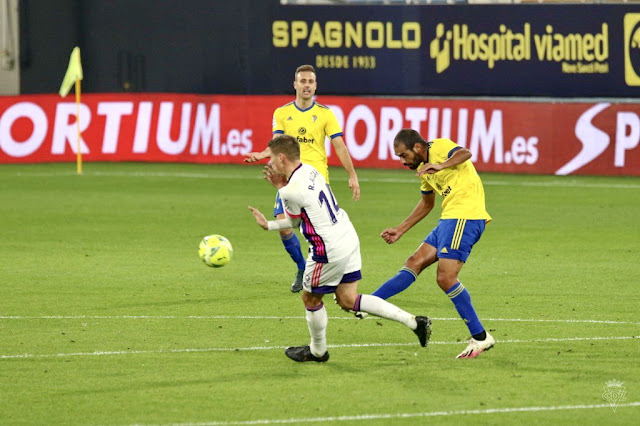 Fali remata ante la oposición de Rubén Alcaraz. CADIZ C. F. 0 REAL VALLADOLID C. F. 0. 29/12/2020. Campeonato de Liga de 1ª División, jornada 15. Cádiz, estadio Ramón de Carranza.