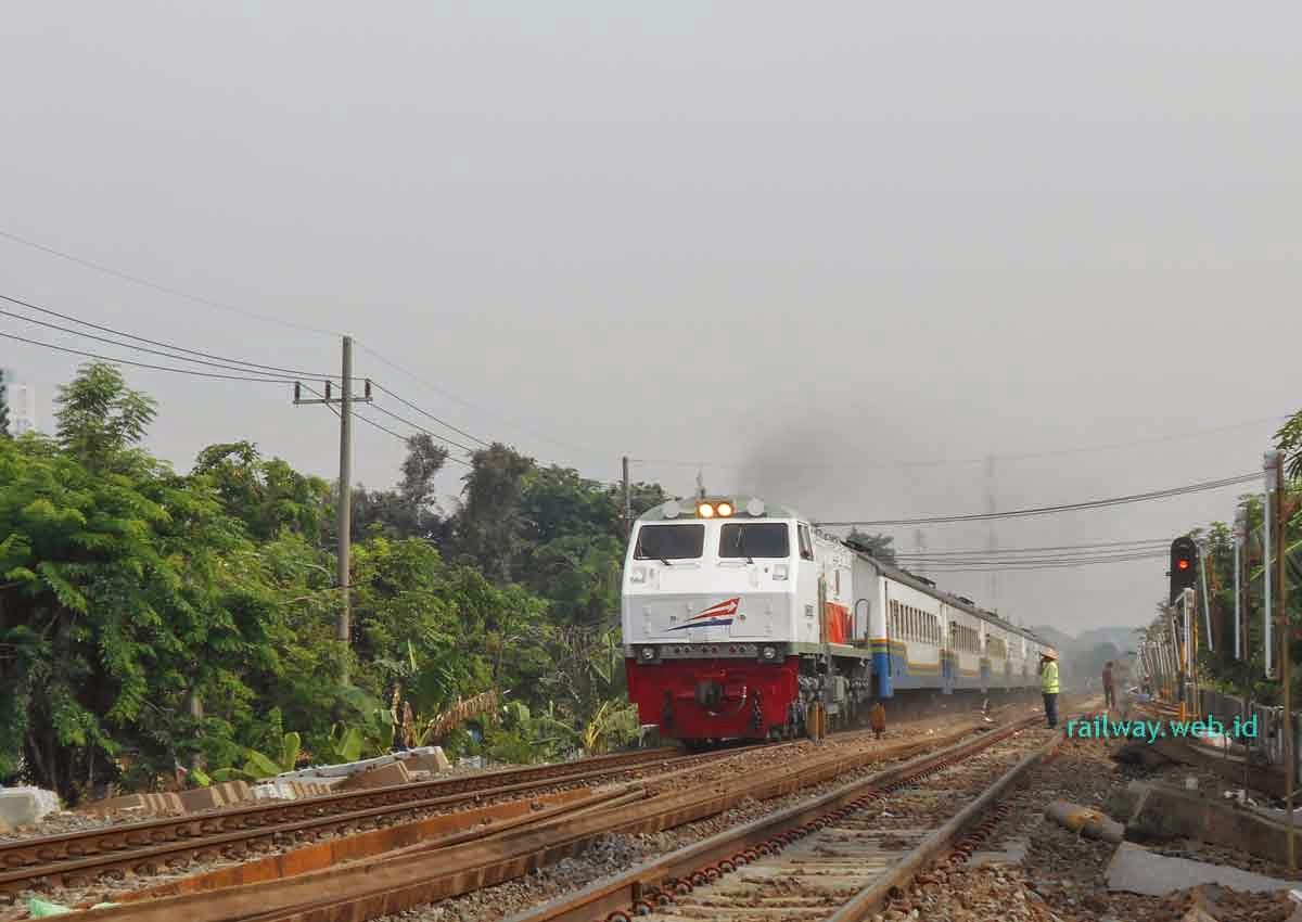 Lokomotif CC201 129R Warna Putih  Dinas KA Sarangan Ekspres 