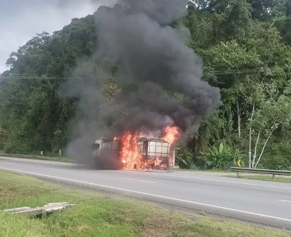 Caminhão pega fogo e provocou interdição na BR-116