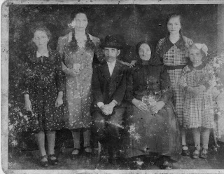 Négy lánytestvér apai nagyszüleikkel (nenivel és nánával), 1940-es évek eleje