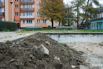 Zasypywanie piskownicy - likwidacja placu zabaw