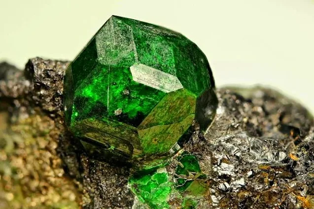 Extraordinary uvarovite from Keretti Mine