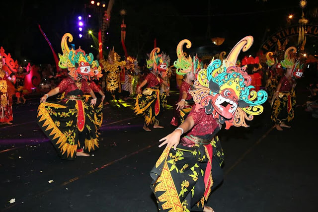 Festival kuwung menampilkan warna-warni budaya Banyuwangi.