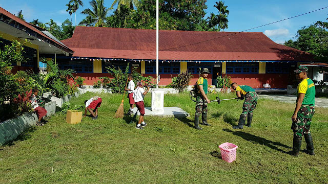 Tanamkan Budaya Bersih, Prajurit Kostrad Ajarkan  Siswa-Siswi SD Bersihkan Lingkungan Sekolah