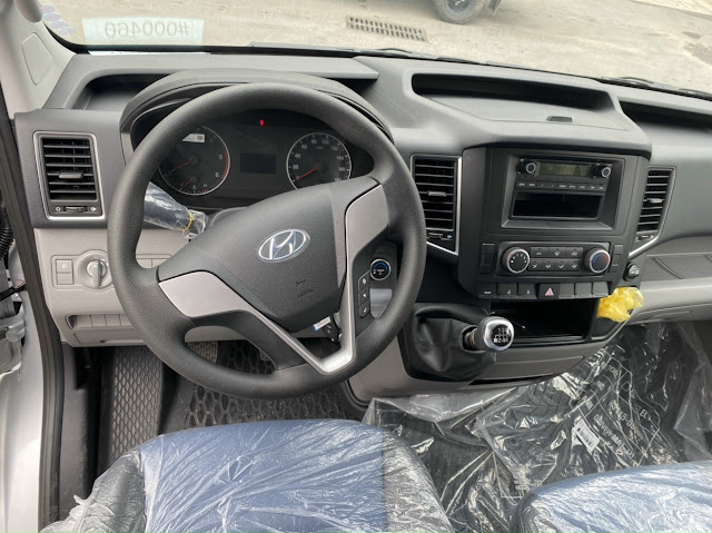 Khoang ghế lái Hyundai Solati 2022