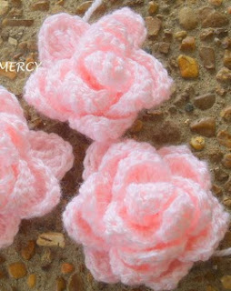 http://margaritapaz42.blogspot.com.es/2013/07/flor-de-crochet-paso-paso.html