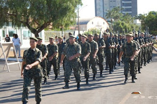 Exército desfilando em Cristalina no 7 de setembro
