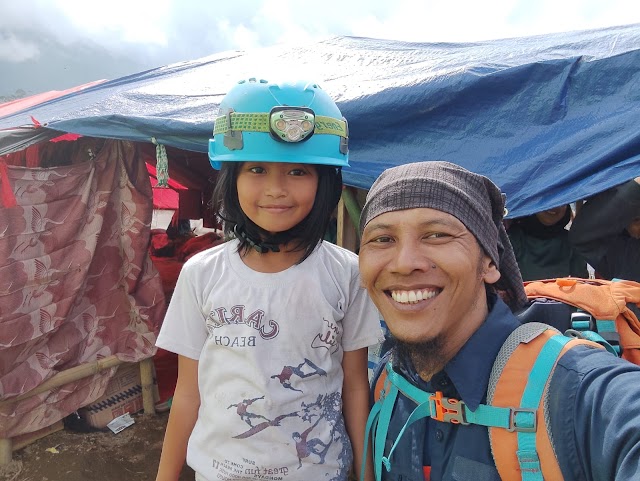 Team Pondok Relawan Mendistribusikan Bantuan Selimut Untuk Warga di Kampung Pasir Ipis