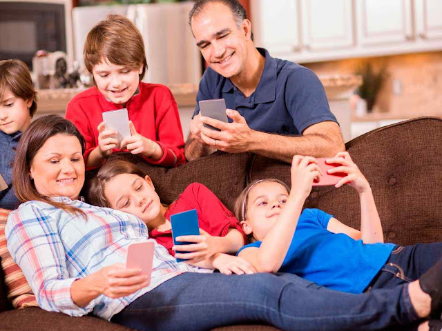 Família feliz pelo contato com o smartphone, mas cessou o relacionamento de alma