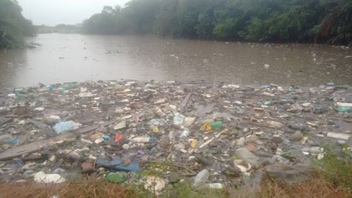 Enchente no Rio Capibaribe traz à tona grande quantidade de lixo jogado no rio em Santa Cruz
