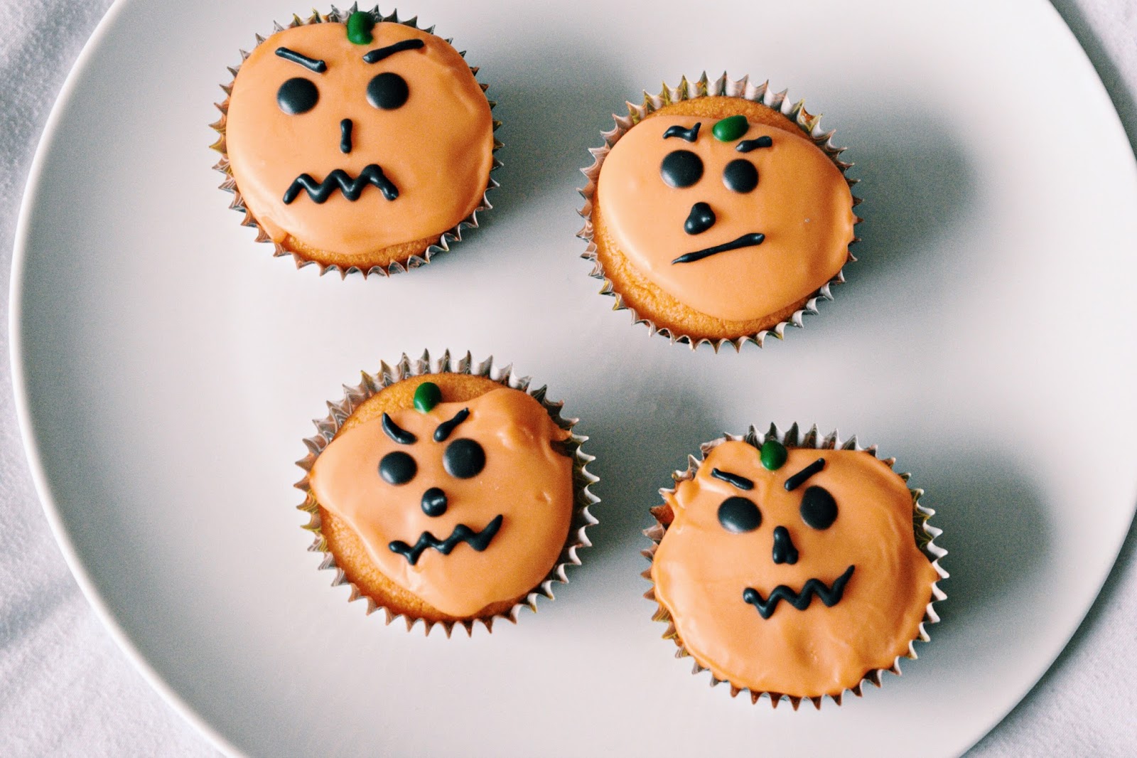 halloween decorated pumpkin cupcakes