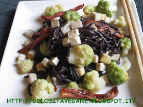 Noodles di riso nero piccanti con tofu, cavolfiore verde e pomodori secchi