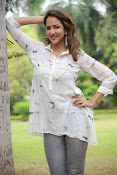 Lakshmi Manchu latest photo shoot gallery-thumbnail-7