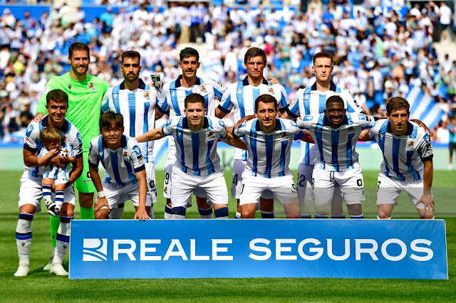 📸REAL SOCIEDAD DE FÚTBOL 📆12 agosto 2023 ⬆️Álex Remiro, Brais Méndez, Carlos Fernández, Robin Le Normand, Beñat Turrientes. ⬇️Martín Zubimendi, Take Kubo, Igor Zubeldia, Mikel Oyarzabal, Hamari Traoré, Aihen Muñoz. REAL SOCIEDAD DE FÚTBOL 1 🆚 GIRONA F. C. 1 Sábado 12/08/2023, 17:00 horas. Campeonato de Liga de 1ª División, LaLiga EA Sports, jornada 1. San Sebastián, Guipúzcoa, Reale Arena: 30.848 espectadores. GOLES: ⚽1-0: 5’, Take Kubo. ⚽1-1: 72’, Artem Dovbyk.