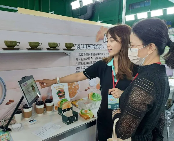 ▲中彰投分署於中高齡就業博覽會上，展示職務再設計的實際應用，透過平板電腦可輕鬆查詢圖文並茂的餐點製作步驟(歷史照片)。（中彰投分署提供）