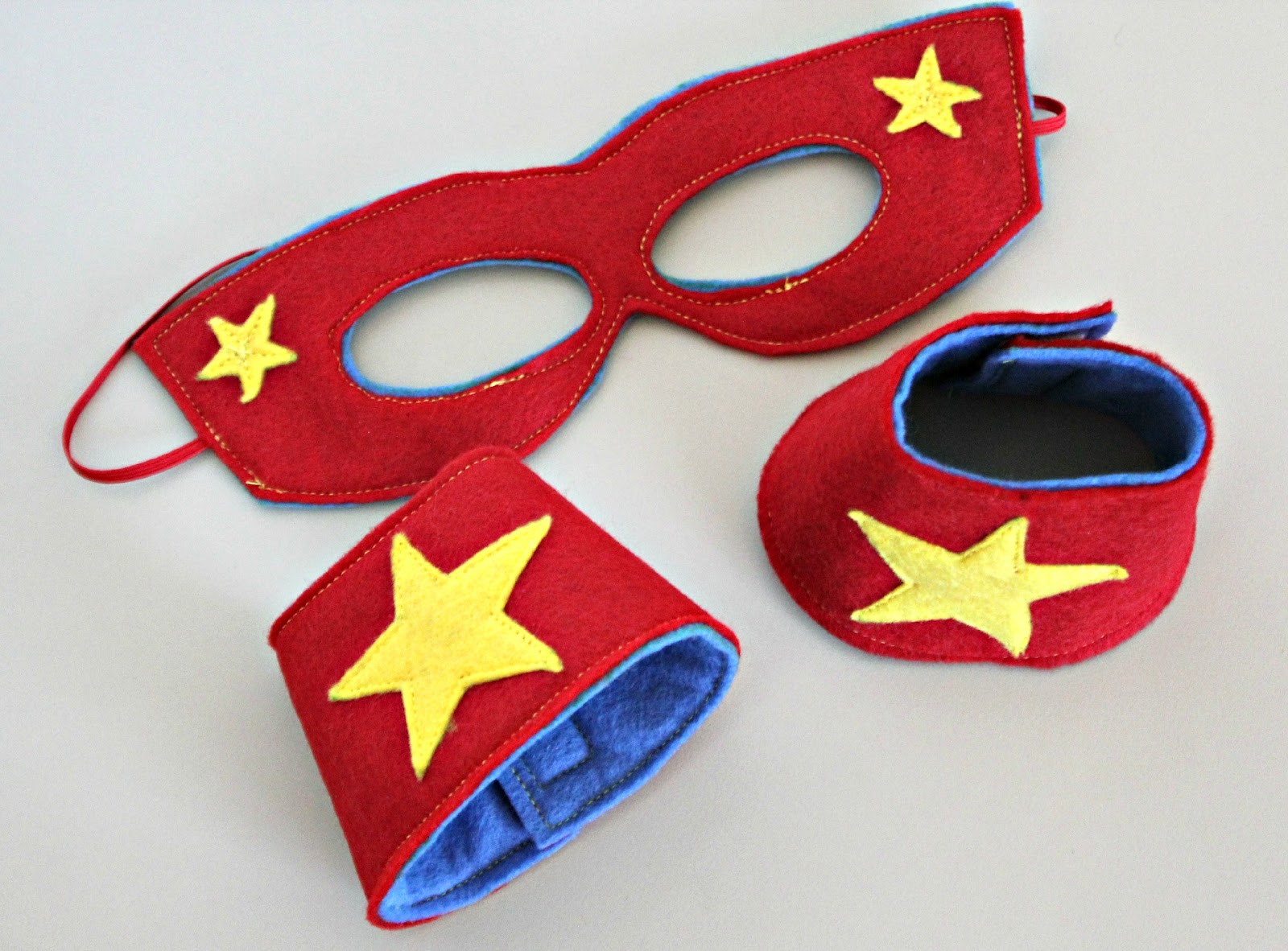 RisC Handmade: Superhero Mask and Cuffs