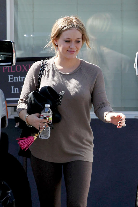 Hilary Duff's spandex ass while pregnant