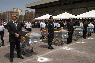 Rinden honores a policías asesinados