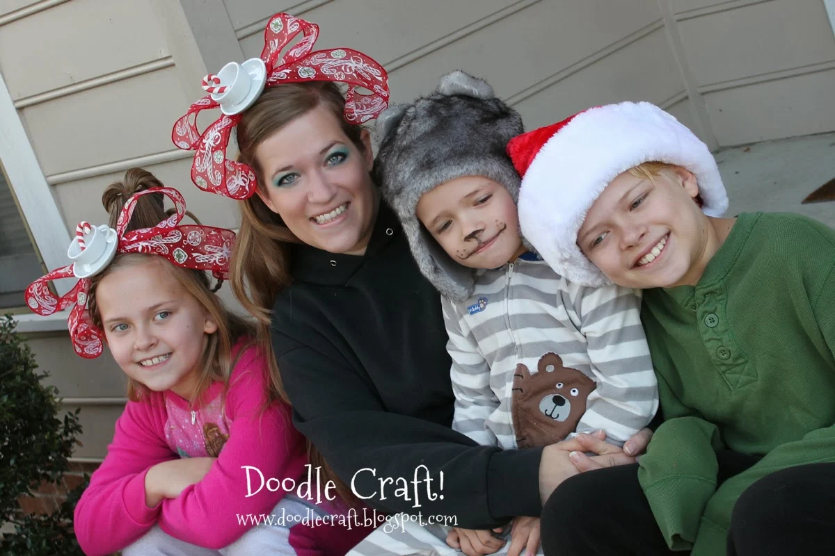 http://www.doodlecraft.blogspot.com/2012/12/grinchy-cindy-lou-who-teacup-headbands.html