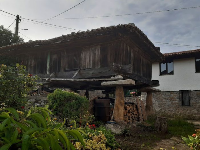 Hórreo con hueso de ballena