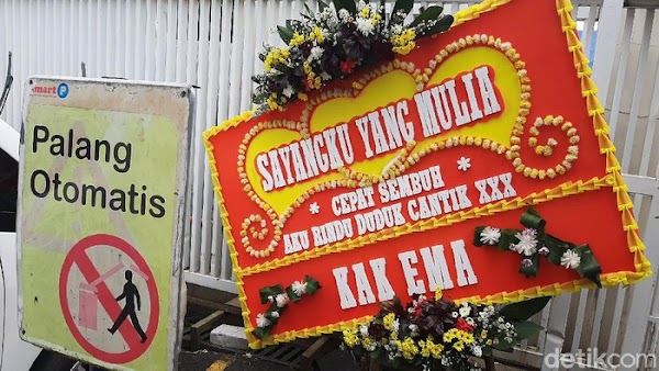 Misteri Karangan Bunga 'KAK EMA' dan Tim Dokter yang Tes Swab HRS