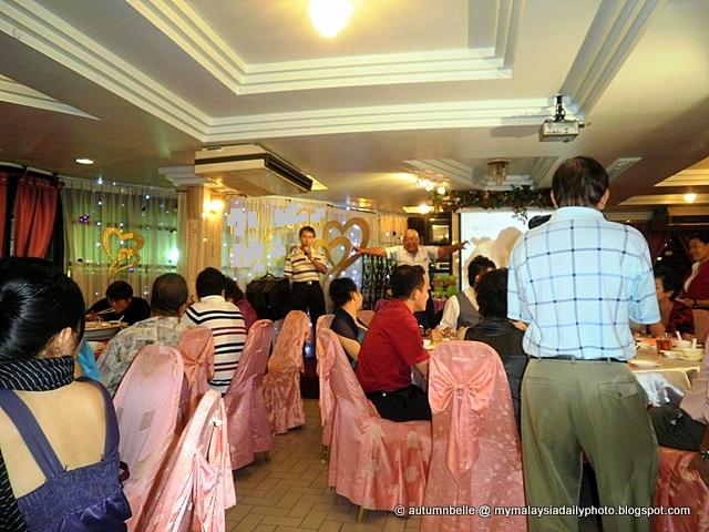 The chinese wedding dinner in the 21st century is a happy and jovial