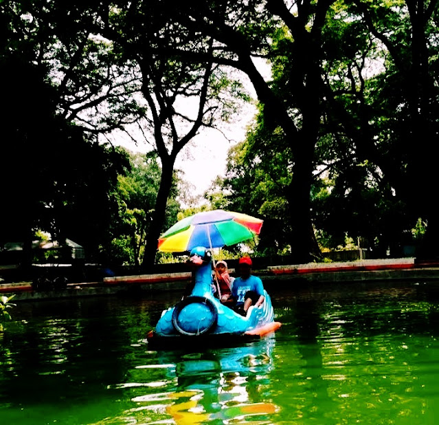Menikmati keseruan, wahana perahu bebek, di Taman Ria Maospati