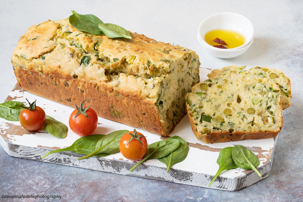 Cake con piselli, zucchine e caciocavallo