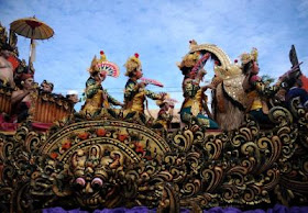 Balinese women perform