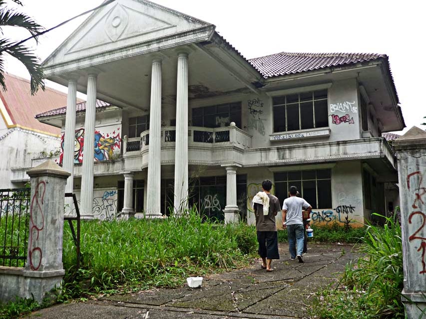 MISTERI DI BALIK TEMPAT ANGKER: Rumah Kosong Bumi Sani Permai