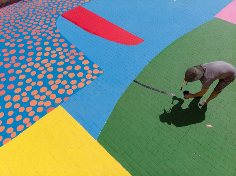 Un mural de colores brillantes brinda una sorprendente actualización a un patio escolar en Sicilia