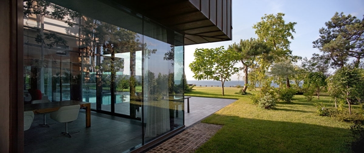 Glass wall of Contemporary house in Ukraine by Drozdov & Partners
