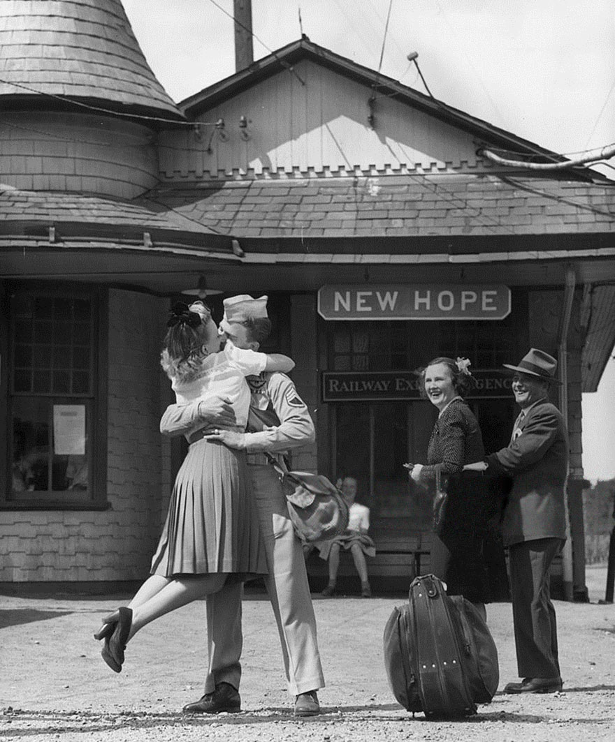 60 + 1 Heart-Warming Historical Pictures That Illustrate Love During War - A Young Woman Lifts Her Feet While Embracing And Kissing A Uniformed Us Soldier At The Train Station, Connecticut, 1945