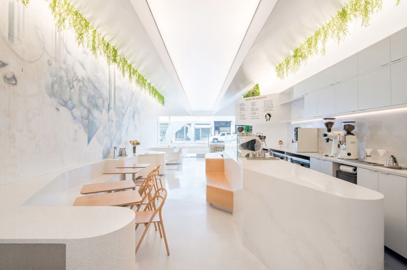 Un Pie Grande rodeado por una pared verde da la bienvenida a los clientes a esta cafetería