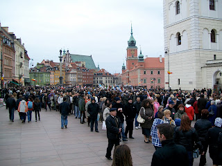 Poland President Lech Kaczynski mourning Kaczynscy Warsaw Warszawa Crowd Presidential Palace Krakowskie Przedmiescie lying in state funeral line queue