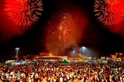 Show da virada foi com chuva, multidão e muita animação, na Praça do Povo, em Chapadinha