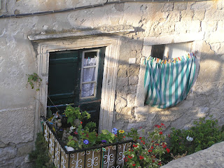 by E.V.Pita.... Dubrovnik (Croatia) city walk (1,5 hours) / por E.V.Pita.... Paseo por Dubrovnik (Croacia) en 1,5 horas ... http://thecrazytourist.blogspot.com/2012/03/dubrovnik-croatia-city-walk-15-hours.html 