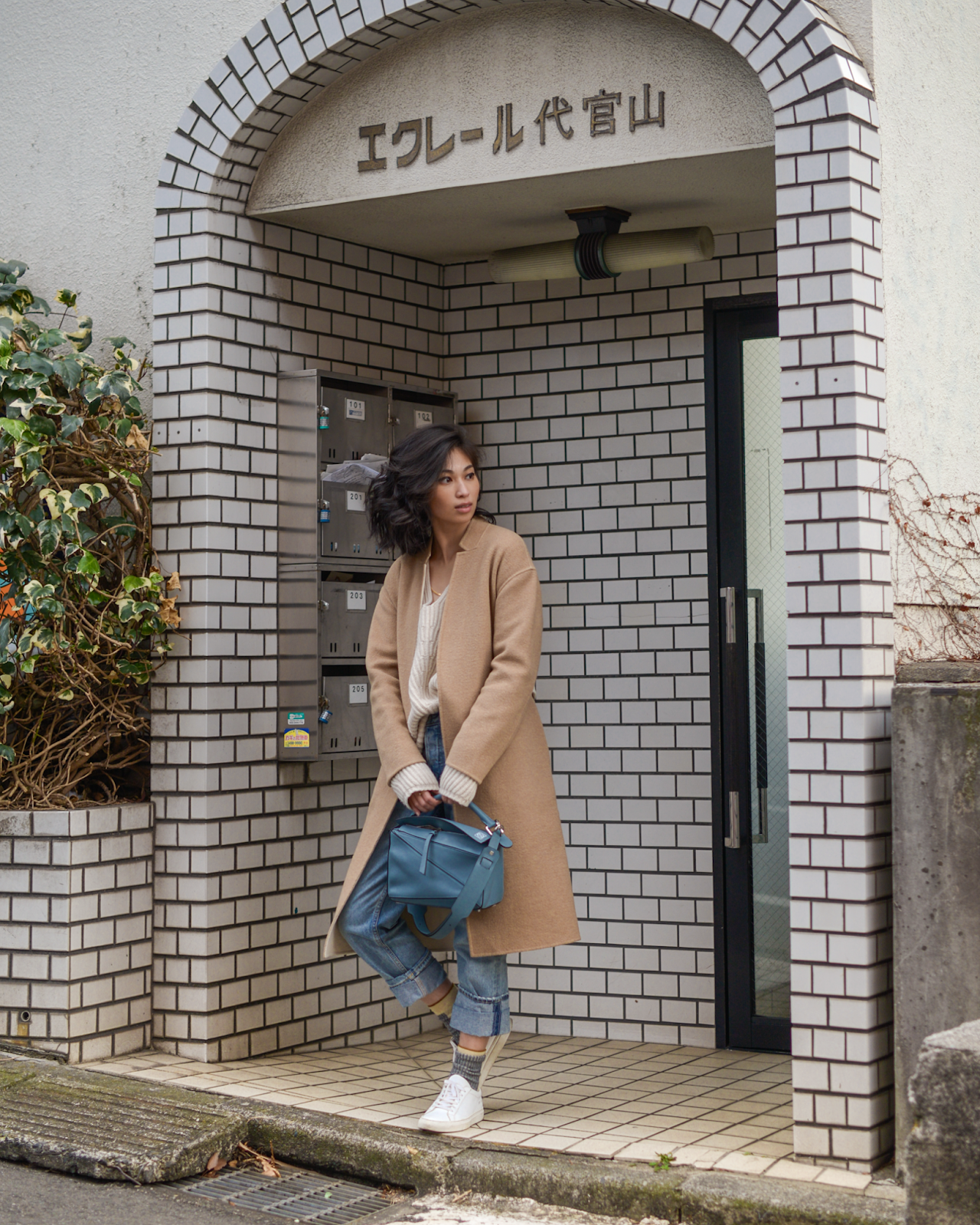 Camel and beige coat outfit, Loewe Puzzle Bag in stone blue, simple outfits in Daikanyama, Tokyo streetstyle, New York personal style blogger - Press to Resume / 012019 - FOREVERVANNY.com