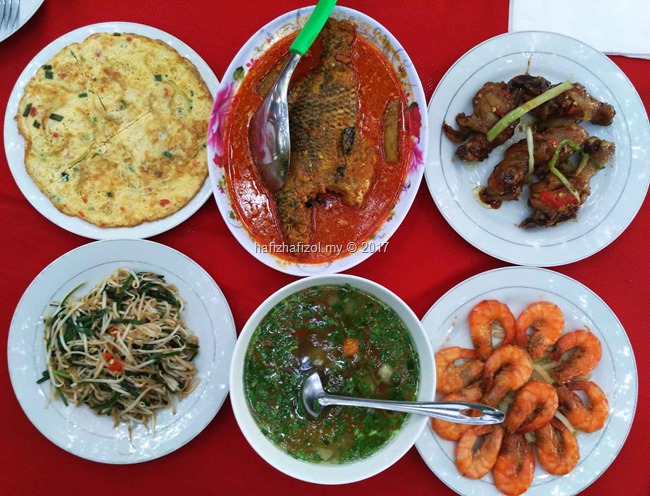 gambar makanan lunch di sungai mekong