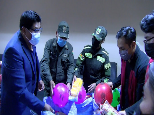 UPEA dona juguetes a la Policía